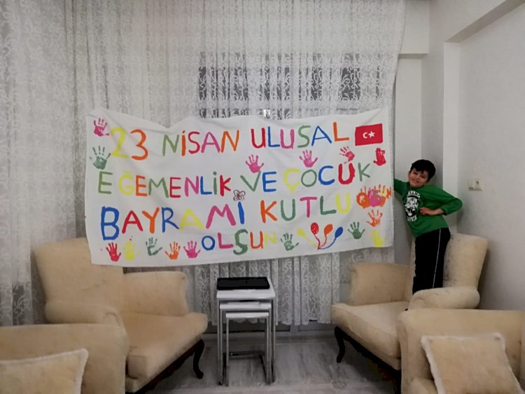 Eyup Eren Türk bayrağı istedi, polis evine getirdi