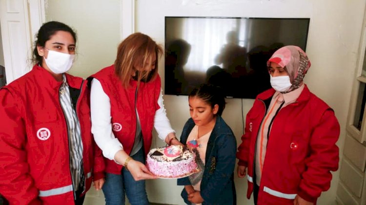 Vefa Sosyal Destek üyelerinden Küçük Adile’ye Doğum günü süprizi