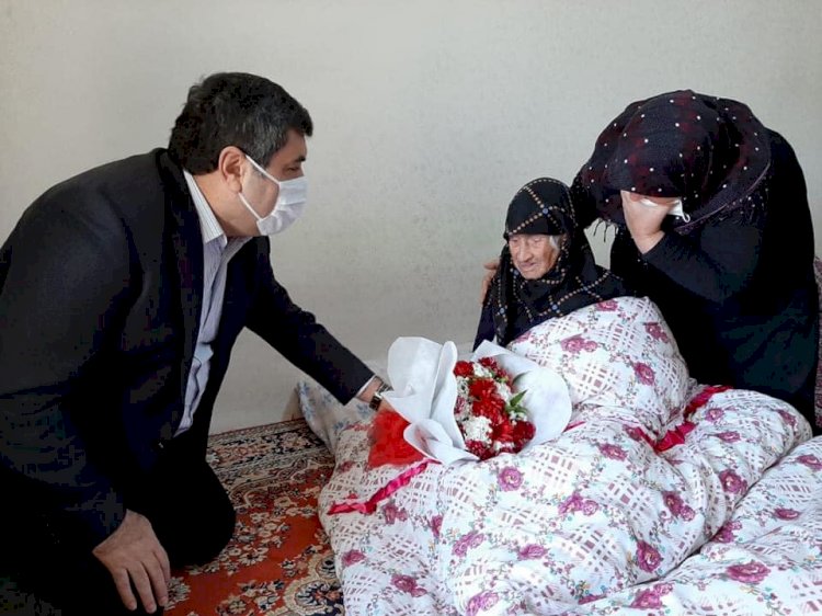 Kaymakam Şahin, 102 yaşındaki Ayşe nineye ziyaret