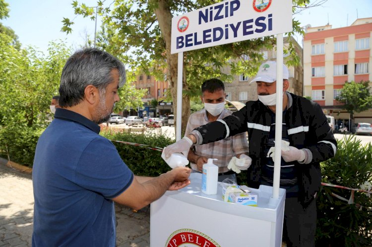 Belediye Başkanı Sarı, maske, sabun ve eldiven dağıttı