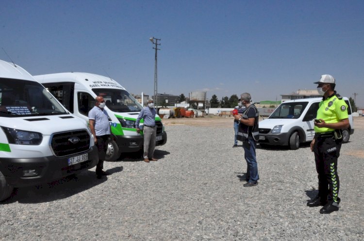  Nizip polisi sosyal mesafe ve maske takma uyarısında bulundu. 