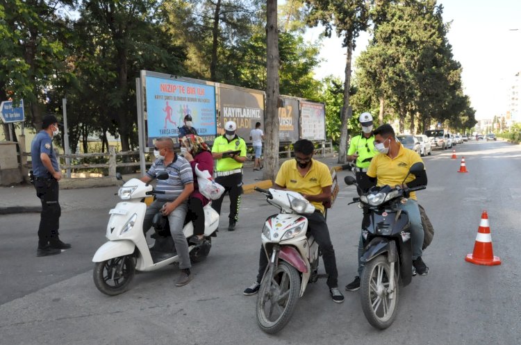 POLİS MOTOSİKLETLERE HEM EVRAK HEMDE MASKE SORDU
