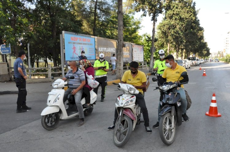 POLİS MOTOSİKLETLERE HEM EVRAK HEMDE MASKE SORDU