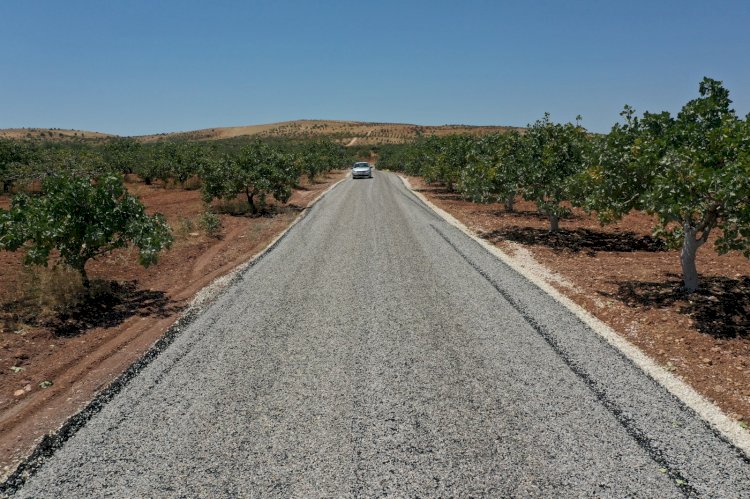 Kırsal mahalle yollarında sathi kaplama asfalt çalışmaları devam ediyor