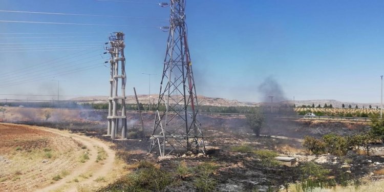 Anız yangını elektrik kesintisine neden oldu