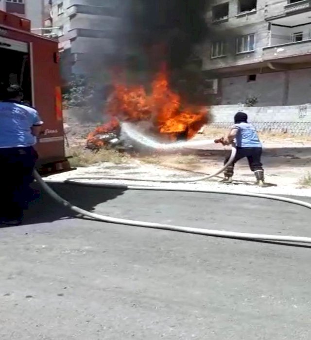 Park halindeki otomobil alev alarak küle döndü