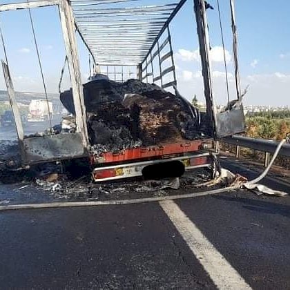 Ambalaj malzemesi taşıyan TIR alev aldı!