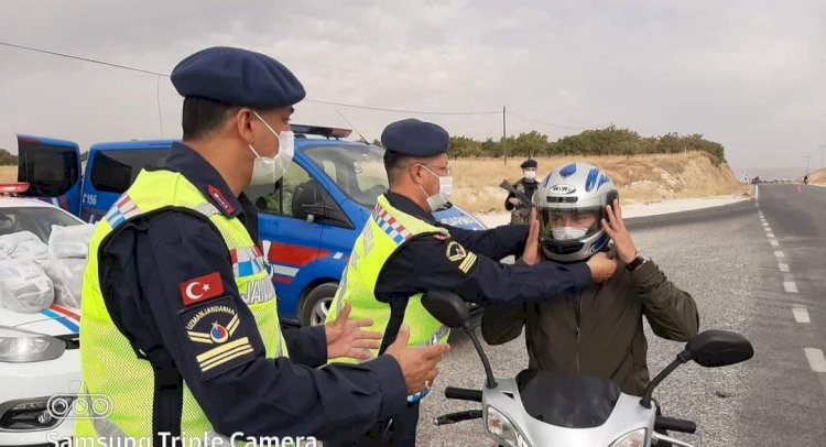 Jandarma "Bir şey olmaz deme, kaskını tak ölme" sloganıyla kask hediye etti.