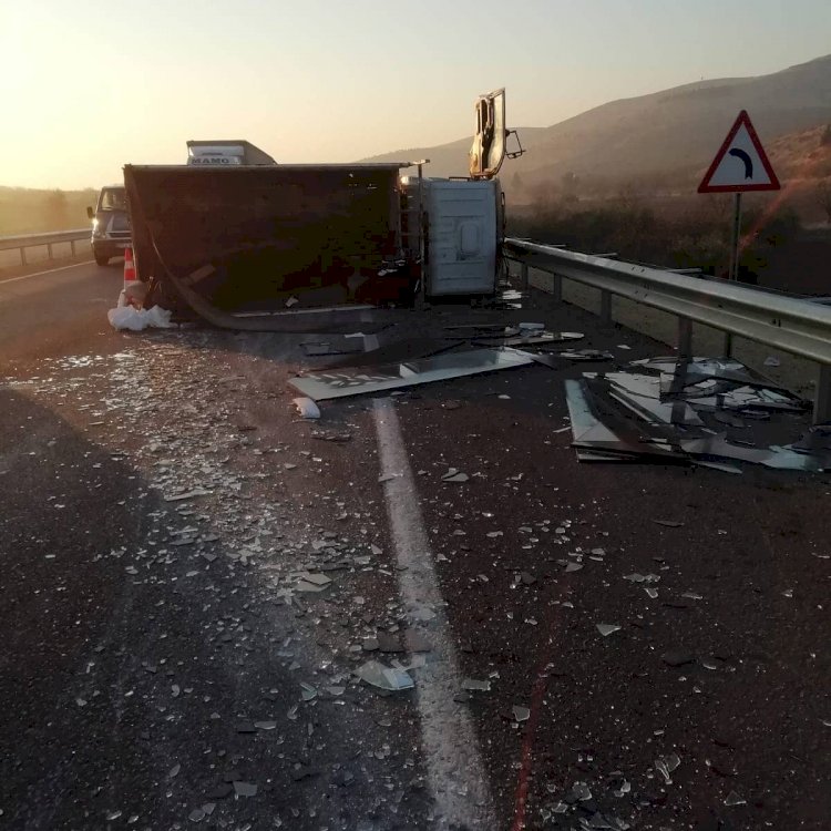 Nizip'te cam yüklü kamyon devrildi: Yaralı yok