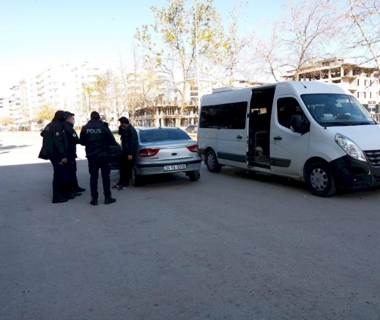 Hatalı dönüş yaptı polis aracıyla çarpıştı