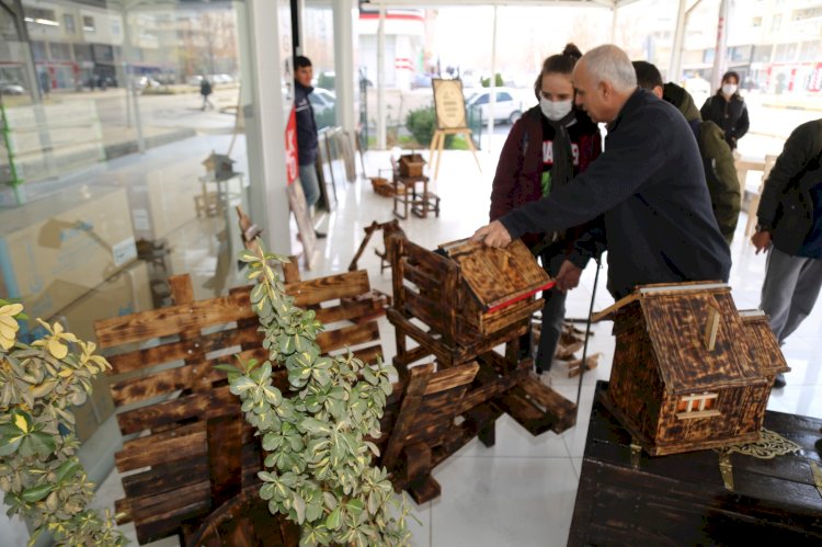 Tahta paletler, usta ellerle geri dönüşüme kazandırılıyor
