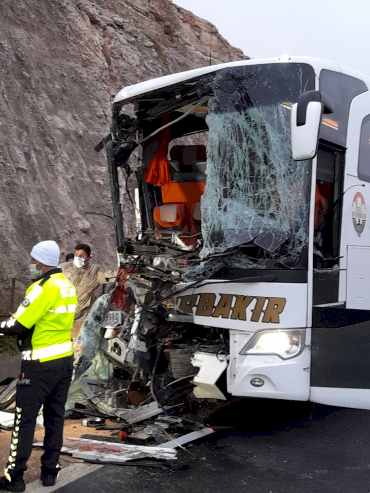 Birecik'te yolcu otobüsü kamyona çarptı: 3 ölü, 41 yaralı