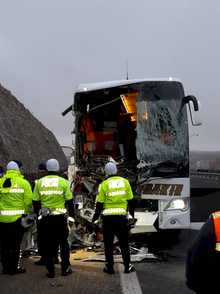 Birecik'te yolcu otobüsü kamyona çarptı: 3 ölü, 41 yaralı