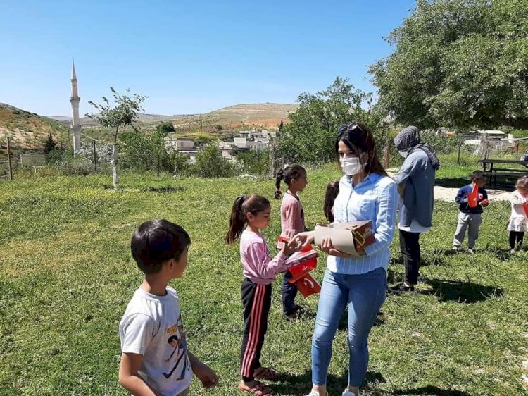 Yardımsever gönüllüler Nizip'te köy çocuklarını 23 Nisan'da da unutmadı