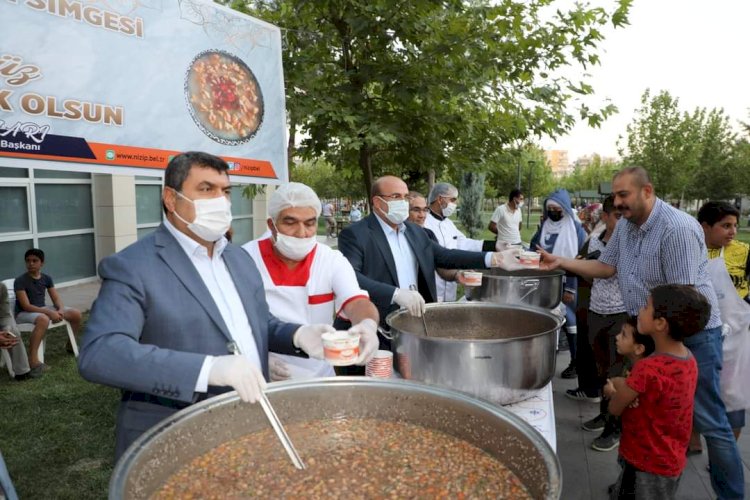 Başkan Sarı'dan aşure ikramı