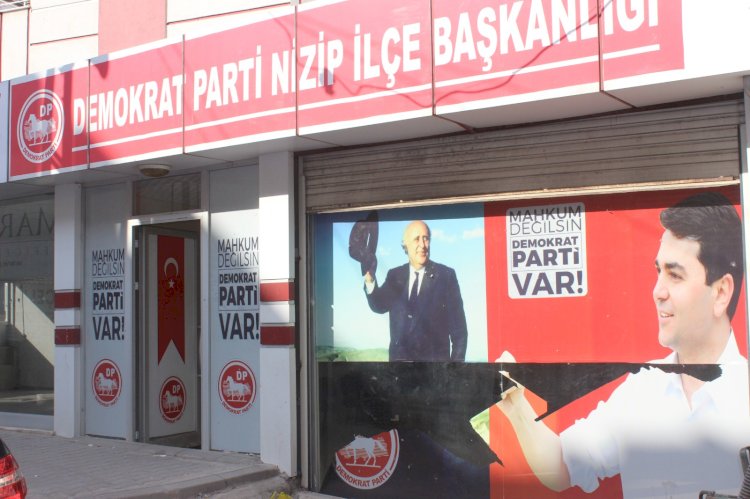 Nizip'te Demokrat Parti ilçe başkanlığını reklam afişlerine zarar verdiler