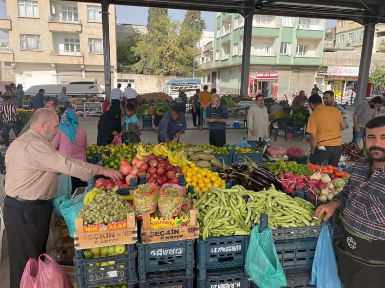 Semt pazarında yoğunluk