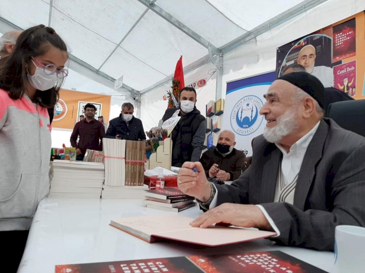 Cemil Gül, imza gününde vatandaşlar ile buluştu