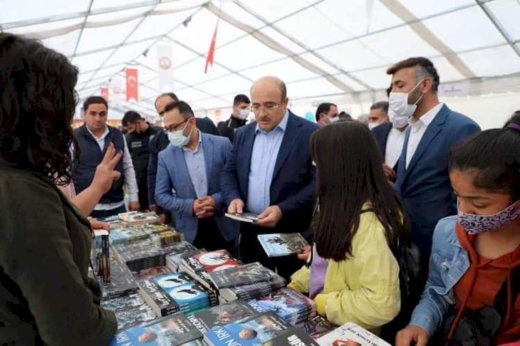 Kaymakam Çağlar ve Başkan Sarı kitap fuarında