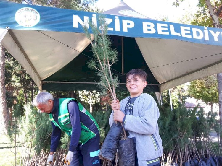 Nizip Belediyesi 5 günde 30 bin fidan dağıttı. 
