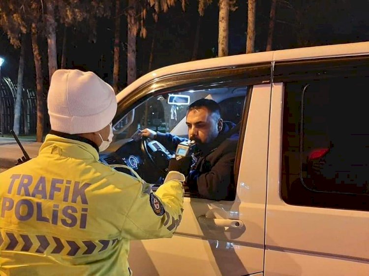 Nizip'te denetim yapan polisler sürücülerin yeni yılını kutladı