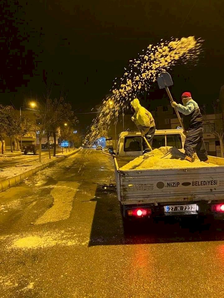 Belediye ekipleri gece mesaisinde