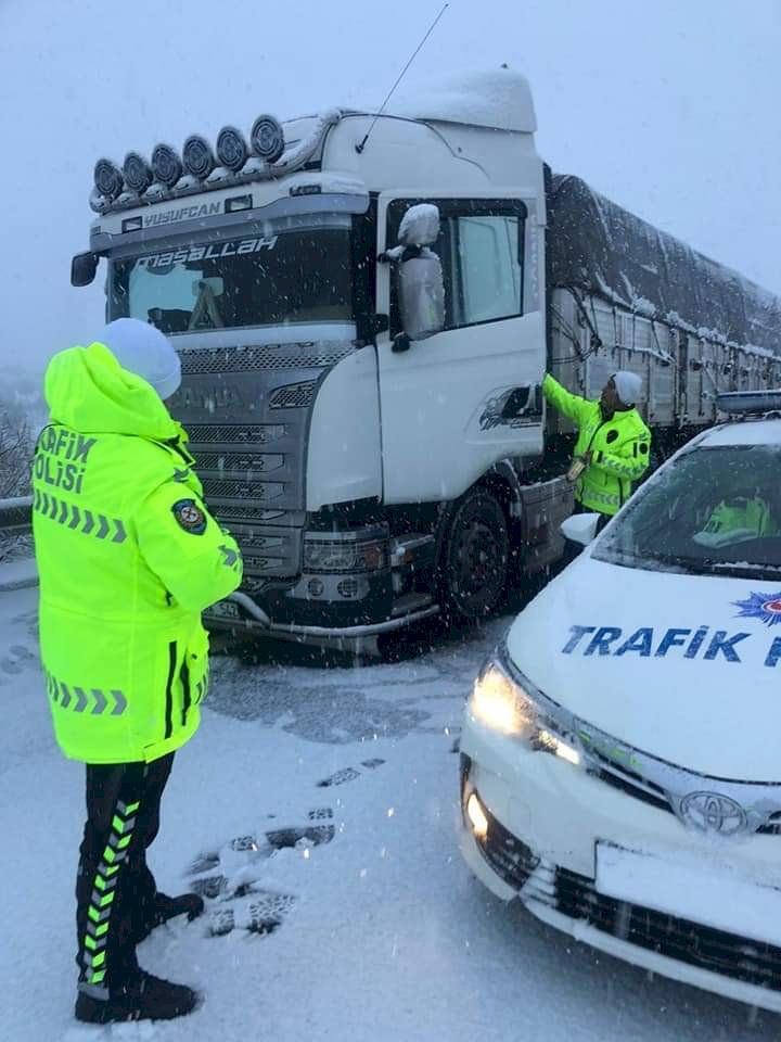 Nizip'te Bölge trafik ekipleri sürücülere kumanya dağıttı