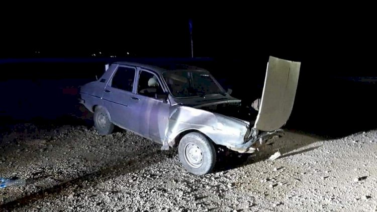 Uyarı levhasına çarpan araç şarampole uçtu: 2 yaralı