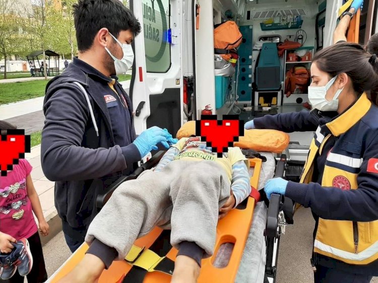 Parkta Kaydıraktan Düşen Çocuk Yaralandı