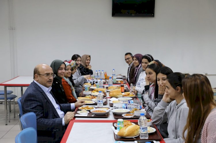 Çağlar ve Sarı öğrencilerle iftarda buluştu