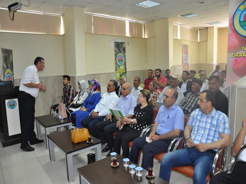 ZİRAAT ODASINDA BULAŞICI HASTALIK VE HATALI İLAÇLAMA KONULU TOPLANTI