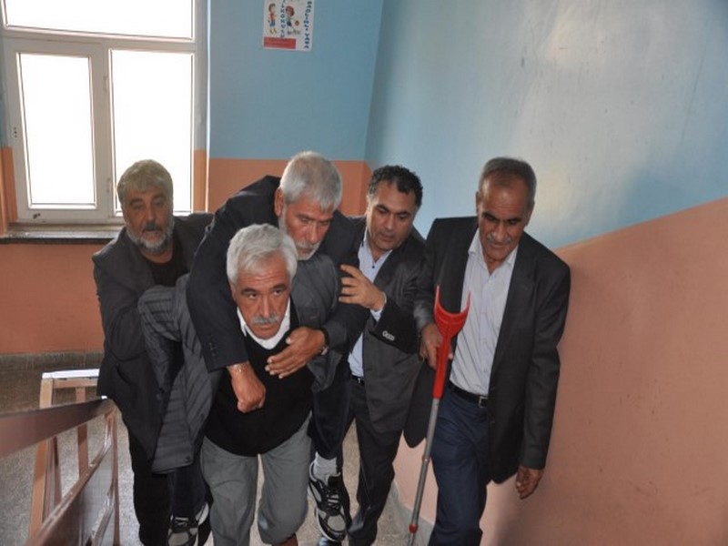 OKUL GÖREVLİSİNİN SIRTINDA OYUNU KULLANDI