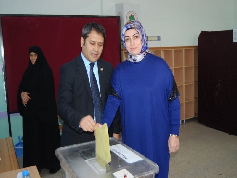 ŞAHİN VE AİLESİ 1083 NOLU SANDIKTA OY KULLANDI