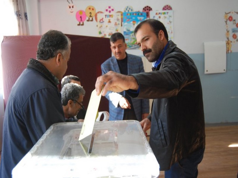 VATANDAŞ SANDIĞA KOŞTU