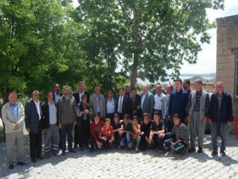 AK PARTİLİ VEKİLLERE YOĞUN İLGİ