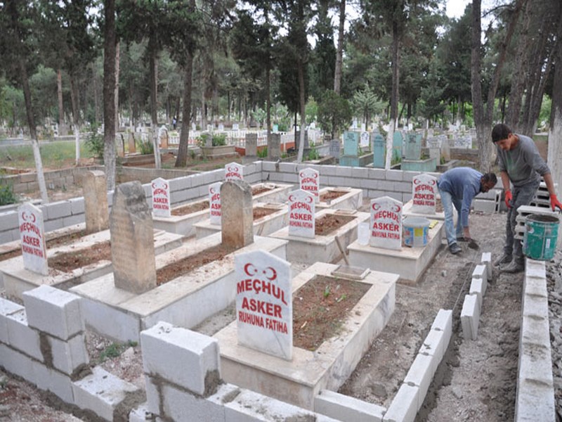 Askerlerin Mezarlarına Hayırsever Sahip Çıktı