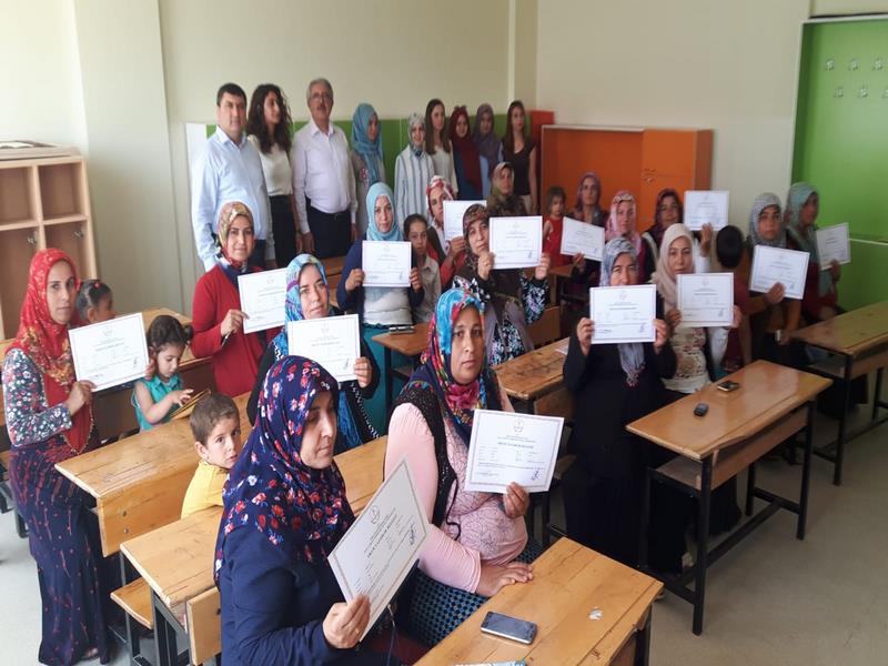 BAYAN KURSİYERLERE BELGE VERİLDİ