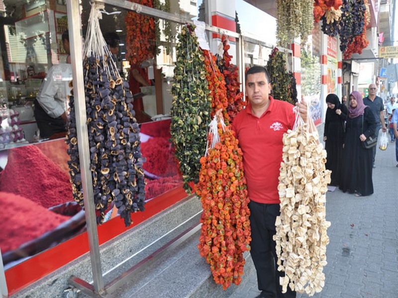 Nizip te Kurutmalık Ürünler Alıcılarını Bekliyor