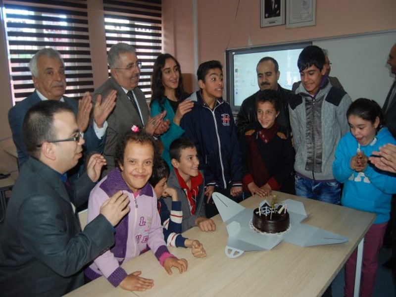 YAŞ PASTALI ENGELLİLER GÜNÜ