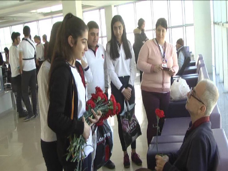 ÖĞRENCİLERDEN HUZUREVİNE ZİYARET