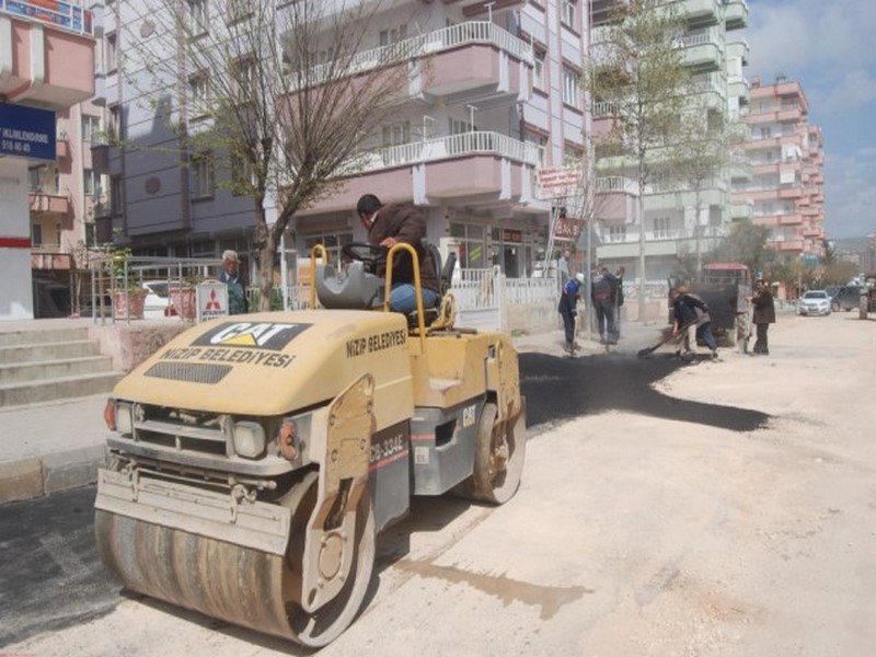 BOZUK YOLLAR ASFALTLANIYOR