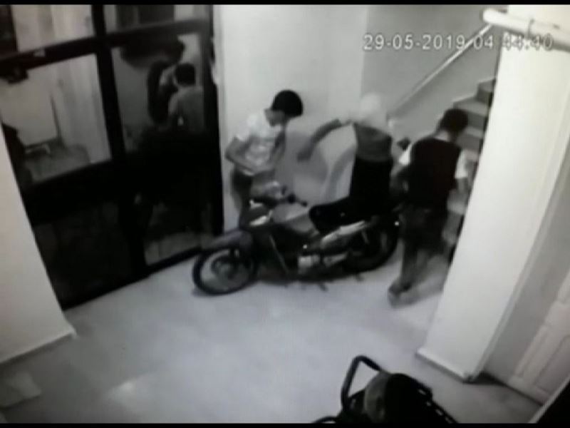 MOTOSİKLET HIRSIZLARI HEM KAMERAYA HEM DE POLİSE YAKALANDI
