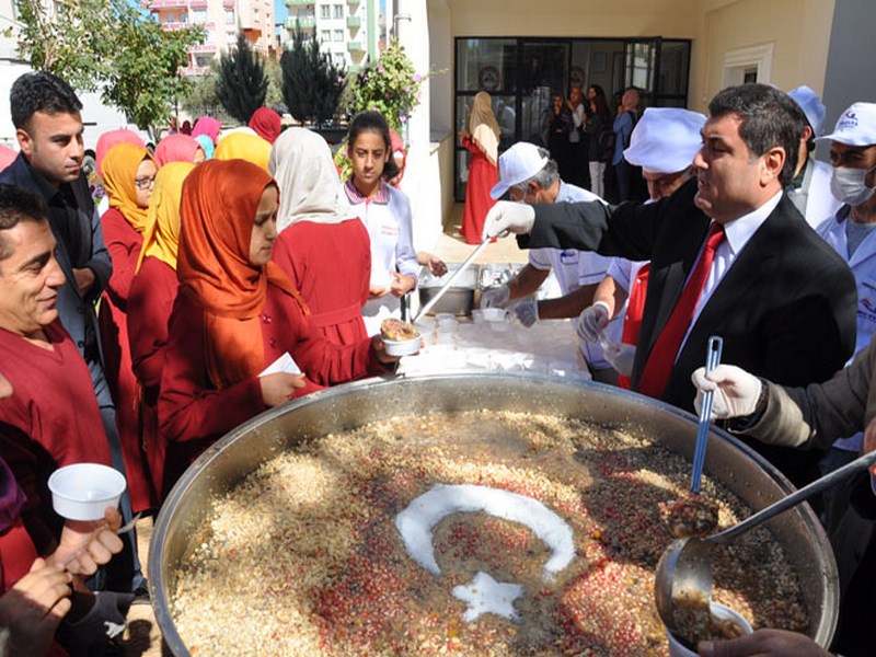 ÖĞRENCİLERE AŞURE İKRAMI