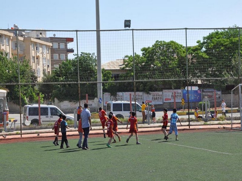 CUMHURIYET İLKOKULUNDA FUTBOL TURNUVASI