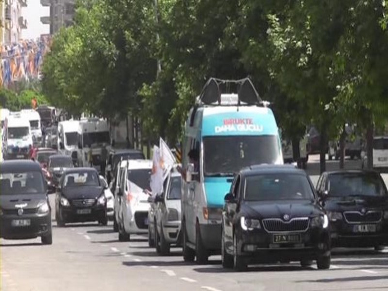 BAŞBAKAN İÇİN NİZİPTEN YÜZLERCE ARAÇLIK KONVOY