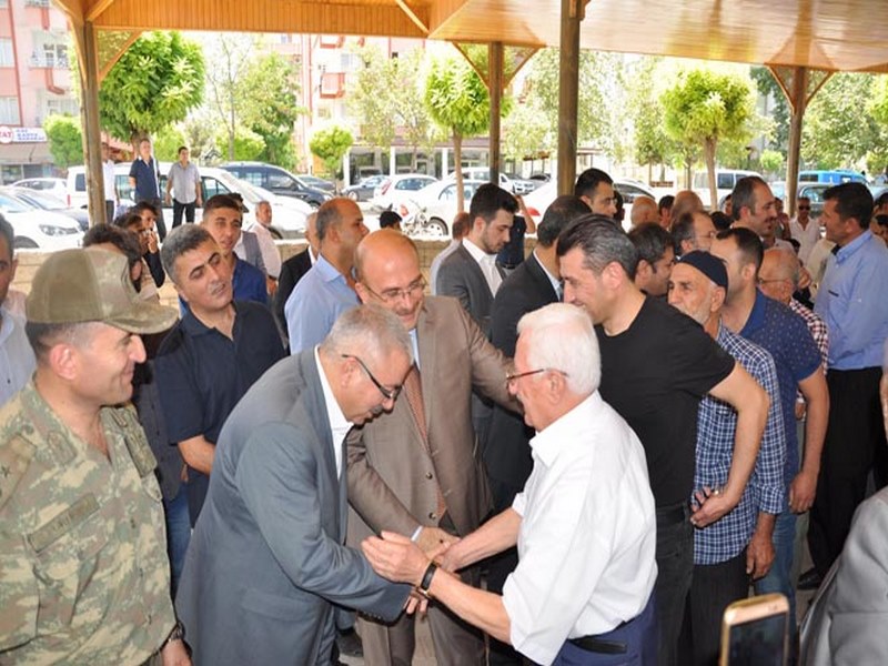 Protokol Üyeleri Halka Buluşarak Bayramlaştı