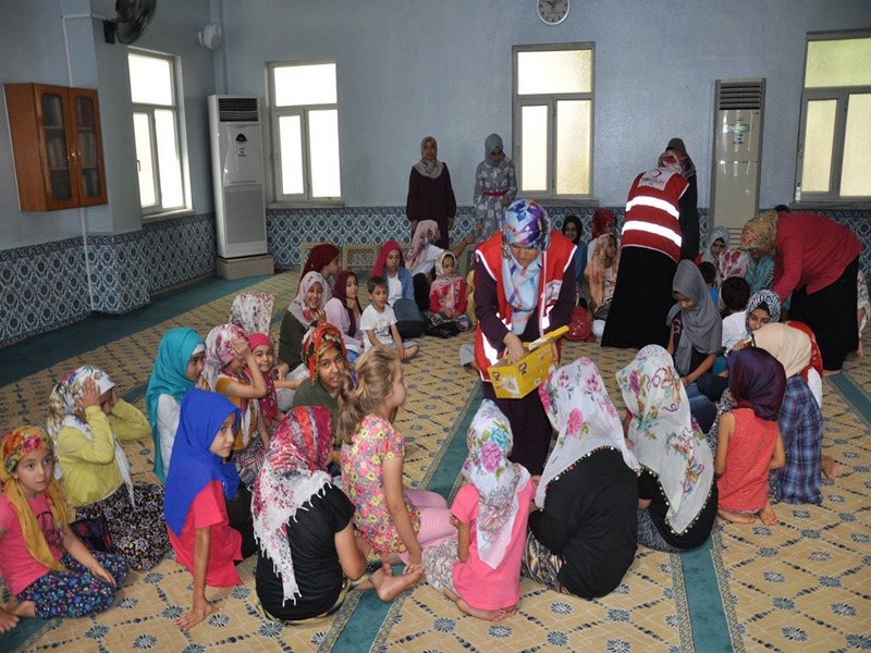 Kızılaydan Kuran kursu öğrencilerine kurabiye ikramı