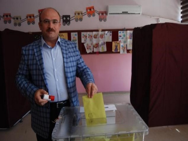 SARI VE AKDOĞAN AYNI OKULDA OY KULLANDI