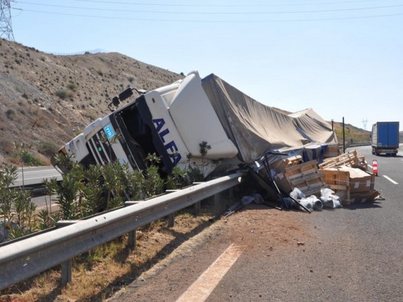 LASTİĞİ PATLAYAN TIR KAZA YAPTI: 2 YARALI