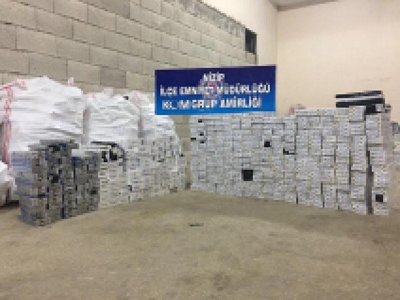 SİGARA KAÇAKÇISI POLİSTEN KAÇAMADI